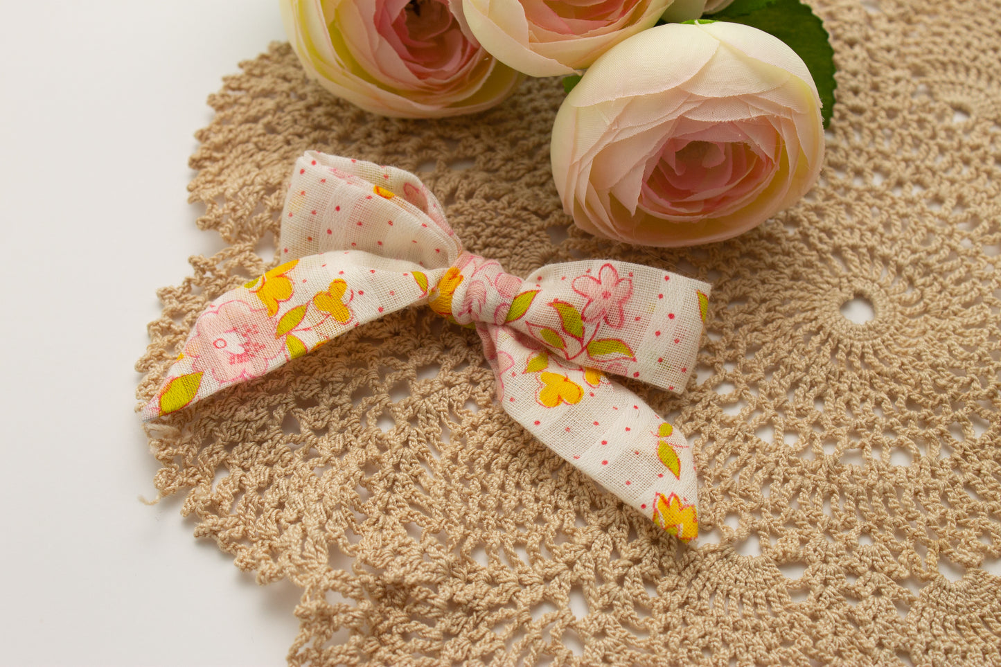 Pink daisies bow